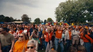 De foto’s van KoningsFestival Hillegersberg staan online! 🧡📸
Wat een geweldige dag was het weer! Meer dan 5000 bezoekers zijn er dit jaar geweest!
Zon, muziek, gezelligheid en vooral heel veel mooie momenten.
We hebben geprobeerd de sfeer zo goed mogelijk vast te leggen, dus grote kans dat jij er ook tussen staat!
Benieuwd naar de beelden? Neem snel een kijkje op onze website en herbeleef deze topdag.
Tag je vrienden, deel je favoriete foto en laat ons weten wat jouw hoogtepunt was door ons te taggen!🫶🏼
#Koningsfestival #Hillegersberg #Rotterdam #ILoveLex