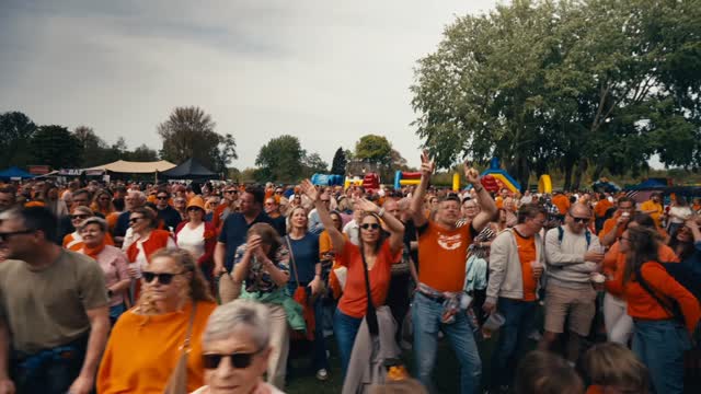 De foto’s van KoningsFestival Hillegersberg staan online! 🧡📸

Wat een geweldige dag was het weer! Meer dan 5000 bezoekers zijn er dit jaar geweest! 
Zon, muziek, gezelligheid en vooral heel veel mooie momenten. 
We hebben geprobeerd de sfeer zo goed mogelijk vast te leggen, dus grote kans dat jij er ook tussen staat!

Benieuwd naar de beelden? Neem snel een kijkje op onze website en herbeleef deze topdag.

Tag je vrienden, deel je favoriete foto en laat ons weten wat jouw hoogtepunt was door ons te taggen!🫶🏼

#Koningsfestival #Hillegersberg #Rotterdam #ILoveLex
